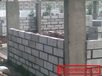Fotodigradni betonski okvir koji osigurava snagu cijele zgrade. Fotodigradni betonski okvir koji osigurava snagu cijele zgrade.