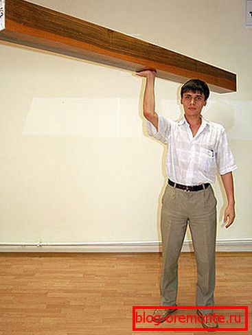 Na fotografiji - pokazivanje male težine materijala. Na fotografiji - pokazivanje male težine materijala.