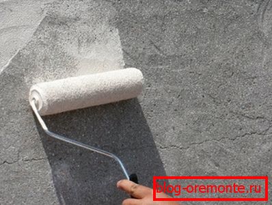 Na fotografiji - korištenje valjka za nanošenje tla Na fotografiji - korištenje valjka za nanošenje tla