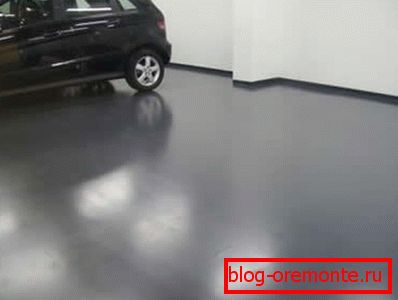 U fotoparkiranju, betonskom podu, koji je profesionalno bio pokriven polimernim sredstvima U fotoparkiranju, betonskom podu, koji je profesionalno bio pokriven polimernim sredstvima