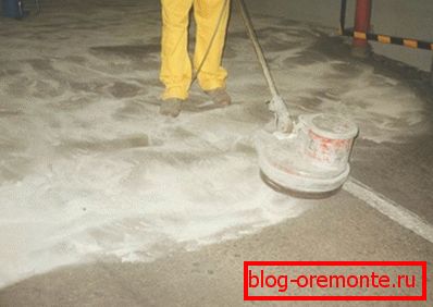 Na fotografiji je stvrdnjavanje starog poda u industrijskim prostorima Na fotografiji je stvrdnjavanje starog poda u industrijskim prostorima