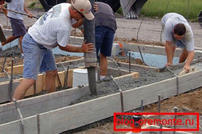 Na fotografiji se betoniranje događa ljeti, što je najprikladnije za ovu vrstu posla. Na fotografiji se betoniranje događa ljeti, što je najprikladnije za ovu vrstu posla.
