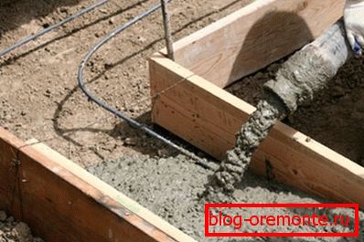 Slika prikazuje proces lijevanja betonske crpke.