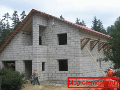 Na slici je prikazana izgradnja seoske kuće od betonskih blokova. Na slici je prikazana izgradnja seoske kuće od betonskih blokova.