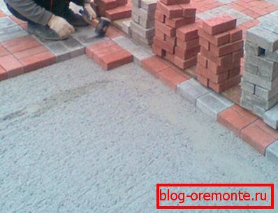 Fotografija prikazuje instalaciju na betonskoj podlozi. Fotografija prikazuje instalaciju na betonskoj podlozi.