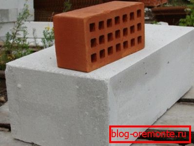 Na slici je prikazana razlika između obične opeke i betoniranog betonskog bloka. Na slici je prikazana razlika između obične opeke i betoniranog betonskog bloka.