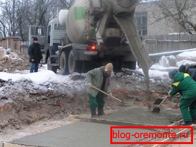 U hladnoći, proces prirodne hidratacije cementa je uznemiren. U hladnoći, proces prirodne hidratacije cementa je uznemiren.