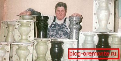 Novak poduzetnik okružen plijesni i gotovih proizvoda Novak poduzetnik okružen plijesni i gotovih proizvoda