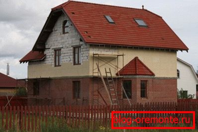 Vanjski ukras kuće betoniranog betona - obvezni postupak. Vanjski ukras kuće betoniranog betona - obvezni postupak.