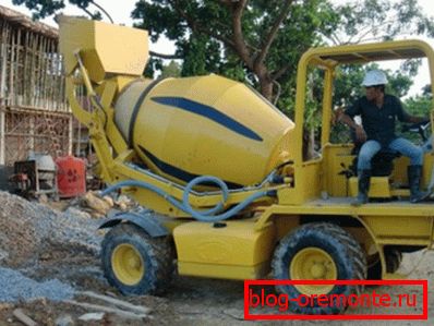 Mala betonska mješalica s opskrbom betonom Mala betonska mješalica s opskrbom betonom