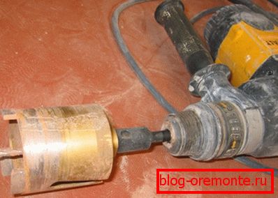 Mali otvori za komunikaciju izrađeni su s dijamantnom krunom. Mali otvori za komunikaciju izrađeni su s dijamantnom krunom.