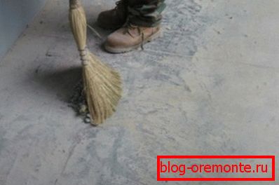 Izbacivanje betonskog poda vlastitim rukama i metlom Izbacivanje betonskog poda vlastitim rukama i metlom