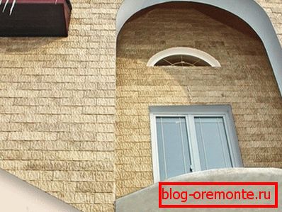 Fasada građevine obložena betonskim sporednim kolosijecima Fasada građevine obložena betonskim sporednim kolosijecima