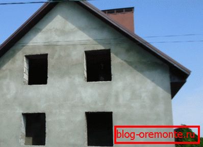 Žbukana kutija kuće od gaziranog betona. Žbukana kutija kuće od gaziranog betona.