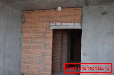 Prije nanošenja bilo kojeg materijala za završnu obradu, premazite zidnu površinu s temeljnom površinom. Prije nanošenja bilo kojeg materijala za završnu obradu, premazite zidnu površinu s temeljnom površinom.