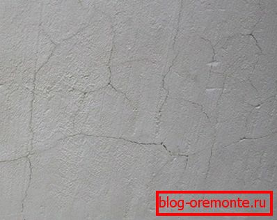 Plastično skupljanje i isparavanje vlage dovode do pukotina. Plastično skupljanje i isparavanje vlage dovode do pukotina.