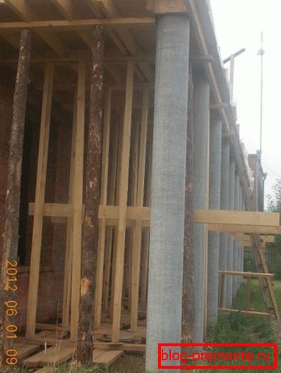 Suspendirana oplate, to je promatračka paluba i nadstrešnica preko trijema Suspendirana oplate, to je promatračka paluba i nadstrešnica preko trijema