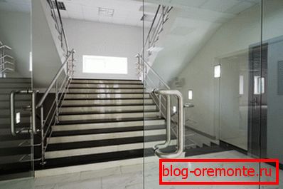 Staklena ljuljačka vrata u predvorju ureda Staklena ljuljačka vrata u predvorju ureda