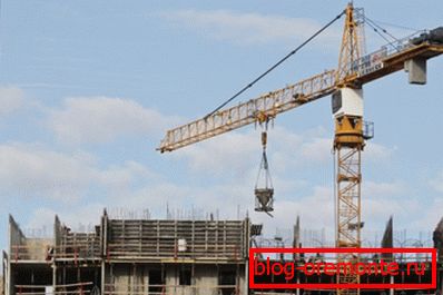 U nedostatku betonske crpke, rješenje se isporučuje s dizalicom. U nedostatku betonske crpke, rješenje se isporučuje s dizalicom.