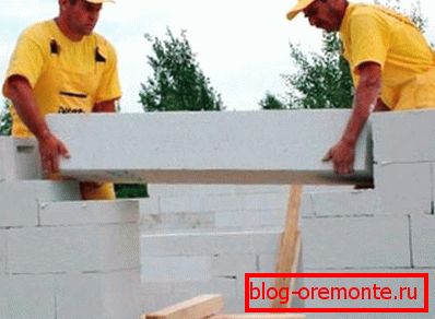 Prilikom izrade kuća iz ovog materijala, iz njega možete čak koristiti posebne oplate i druge ugradbene elemente. Prilikom izrade kuća iz ovog materijala, iz njega možete čak koristiti posebne oplate i druge ugradbene elemente.