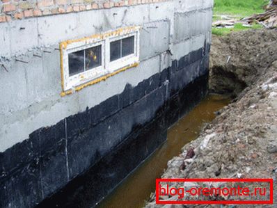 Razlog za tretiranje betonskih zidova vodootpornim je očigledan. Razlog za tretiranje betonskih zidova vodootpornim je očigledan.