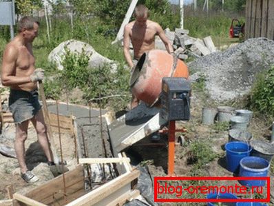 Uporaba betonskih mješalica ponekad ubrzava proces. Uporaba betonskih mješalica ponekad ubrzava proces.
