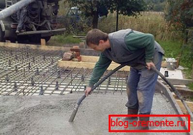 Upotreba dubokog vibratora za punjenje ploče baze. Upotreba dubokog vibratora za punjenje ploče baze.