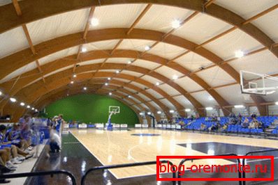 Korištenje konstrukcije fleksibilnog laminiranog drveta kao sportskog kompleksa s krilatom stropom. Korištenje konstrukcije fleksibilnog laminiranog drveta kao sportskog kompleksa s krilatom stropom.
