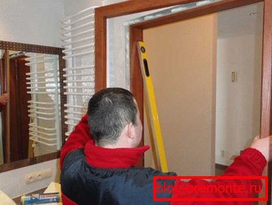 Montaža sklopljenog kutija na vrata Montaža sklopljenog kutija na vrata