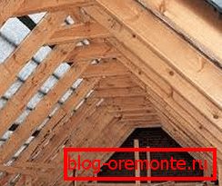 Jednostavan krovni krov tijekom instalacije Jednostavan krovni krov tijekom instalacije