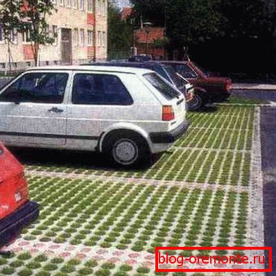 Ledica mirno održava težinu automobila. Ledica mirno održava težinu automobila.
