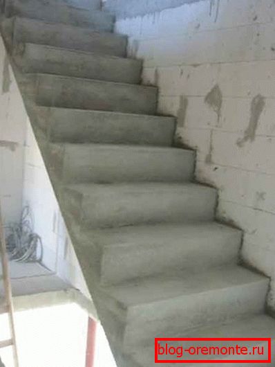 Samostojeća konstrukcija lijevanog armiranog betona Samostojeća konstrukcija lijevanog armiranog betona