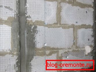 Zid s mrežama i svjetionicima. Zid s mrežama i svjetionicima.