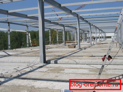 Izgradnja industrijske zgrade. Podne ploče - ojačani beton, ležajni okvir - čelik. Izgradnja industrijske zgrade. Podne ploče - ojačani beton, ležajni okvir - čelik.