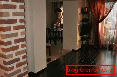Tamni laminatni podovi u dnevnom boravku.