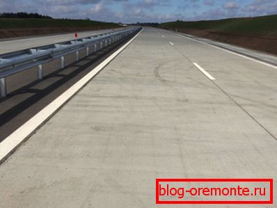 Cement beton daje platnu svijetlo sive boje, što se bolje vidi noću. Cement beton daje platnu svijetlo sive boje, što se bolje vidi noću.