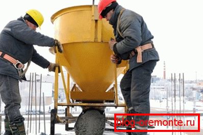 Otvrdnjavanje betonskog kamena nastaje uslijed kemijske interakcije njegovih komponenti. Otvrdnjavanje betonskog kamena nastaje uslijed kemijske interakcije njegovih komponenti.