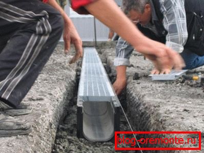 Postavljanje ladice na betonsku podlogu. Postavljanje ladice na betonsku podlogu.