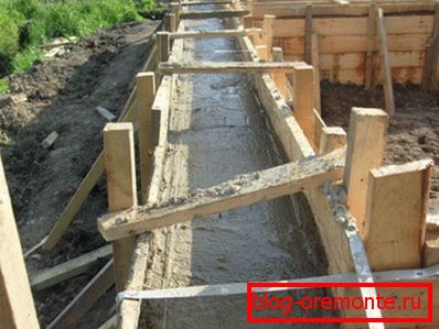 Beton se ulijeva u pripremljenu oplatu. Beton se ulijeva u pripremljenu oplatu.