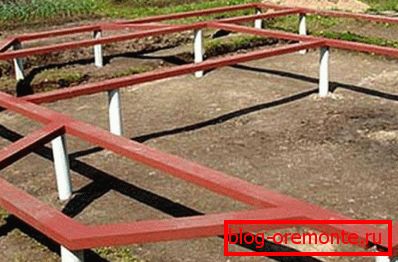 Zakucajte temelj s metalnim gornjim roštiljem Zakucajte temelj s metalnim gornjim roštiljem