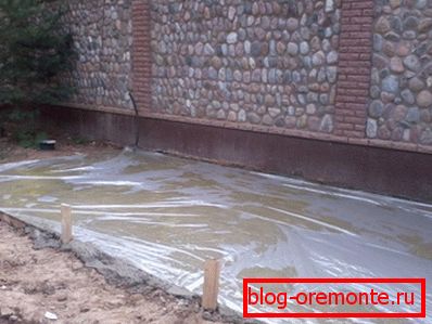Kada kiše, svježi beton je prekriven folijom. Kada kiše, svježi beton je prekriven folijom.