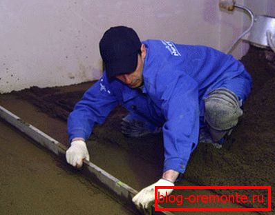 Ovdje je betonski pod u kadi opremljen rukama Ovdje je betonski pod u kadi opremljen rukama