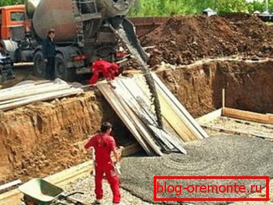 Punjenje baze s uvezenim betonom Punjenje baze s uvezenim betonom