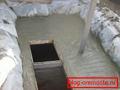Ispunjavanje monolitnog stropa s otvorima za pregled i ventilacijskom cijevi. Ispunjavanje monolitnog stropa s otvorima za pregled i ventilacijskom cijevi.