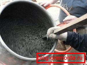 Miješanje smjese u betonskoj mješalici Miješanje smjese u betonskoj mješalici