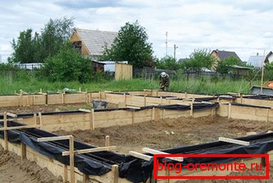 Pre-laid film će naknadno poslužiti kao izvrsno hidroizolacija donjeg dijela temelja. Pre-laid film će naknadno poslužiti kao izvrsno hidroizolacija donjeg dijela temelja.