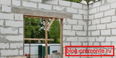 Okov za armirano betonsko staklo iznad otvora prozora. Okov za armirano betonsko staklo iznad otvora prozora.
